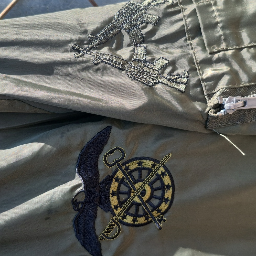 Army Performance Green Long Sleeve Lihgtweight Wi… - image 3